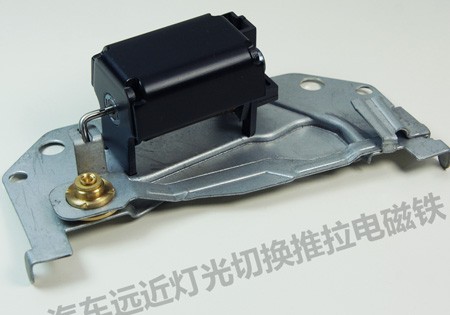 How does a push-pull solenoid switch between a car's high beam and low beam headlights